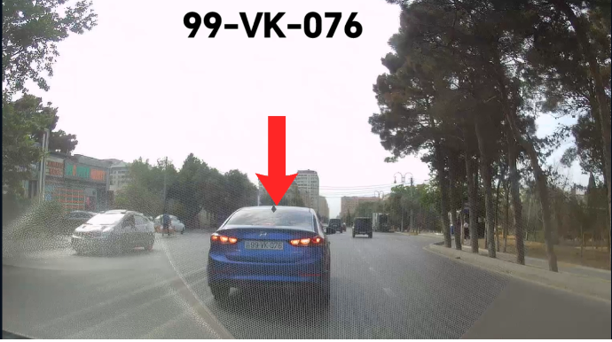 Dönmə işığını yandırmayan xanım sürücü hərəkətə mane oldu - VİDEO