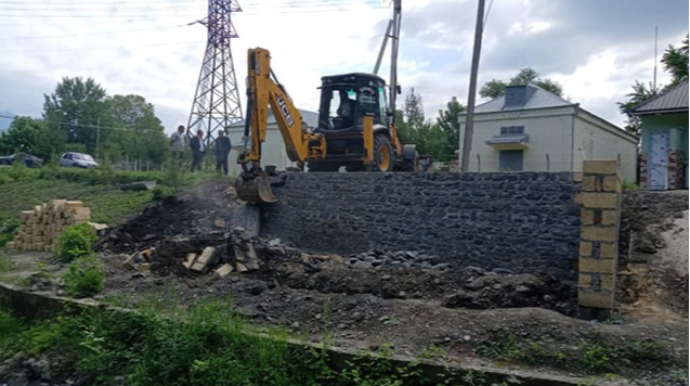 Daha bir qanunsuz tikili söküldü - VİDEO