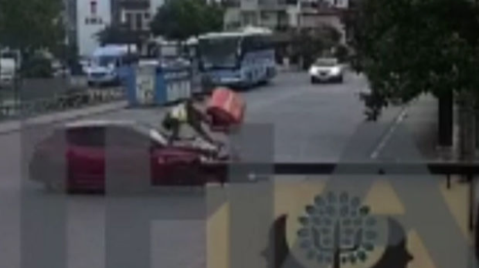 Avtomobilin vurduğu kuryer yoldan yaşayış evinin həyətinə düşdü - VİDEO 