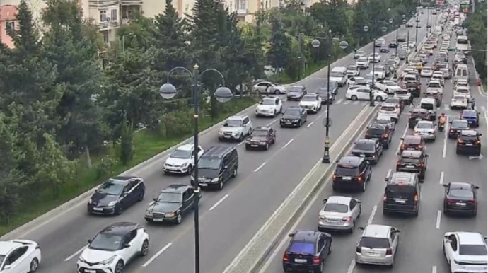 На каких улицах Баку 1 октября наблюдаются транспортные заторы?