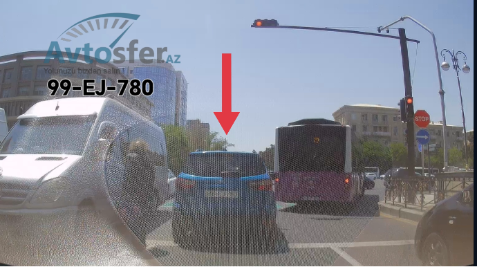 Svetofora baxmayan sürücü qırmızı işıqda keçdi  - VİDEO