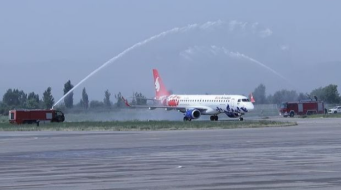 Düşənbə hava limanında AZAL-ın Bakıdan ilk reysi təntənəli şəkildə qarşılanıb - FOTO