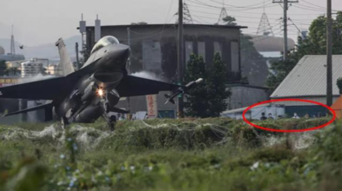 Döyüş təyyarələri magistral yola endi - FOTO