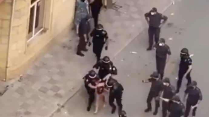 Bakıda polisin başına zibil atanlar belə saxlanıldı  - VİDEO