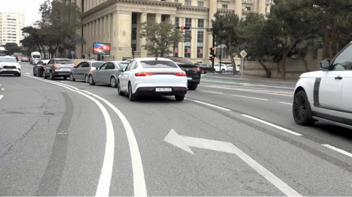 Новая дорожная разметка вводит бакинских водителей в замешательство - ВИДЕО