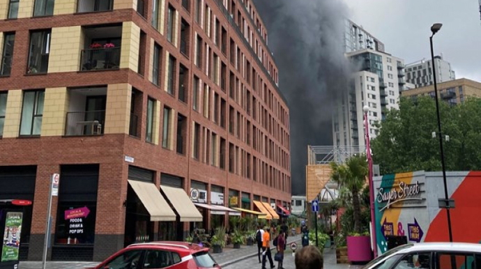 Londonda dəmiryol stansiyasının yaxınlığında yanğın baş verib