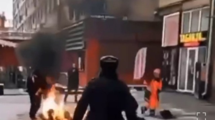 Moskvada etirazçı özünü yandırdı - VİDEO