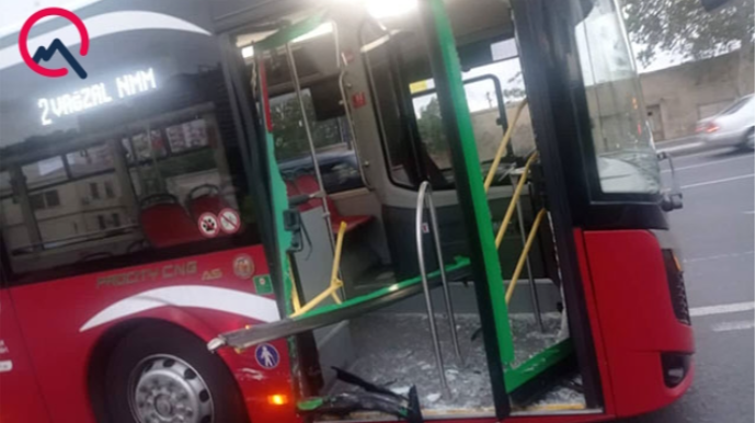 “Bakubus” avtobusunu daşladılar 