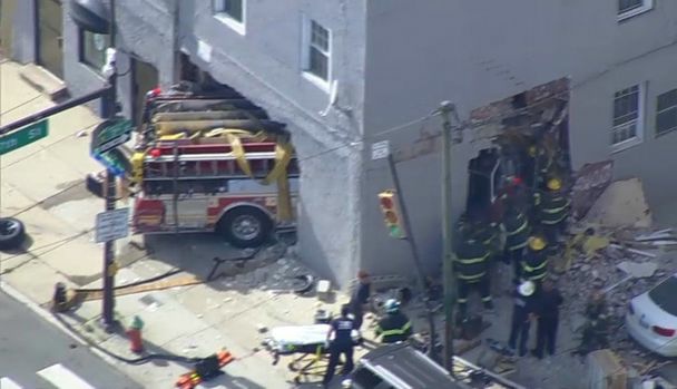 Yanğınsöndürən maşın binanın bir tərəfindən girib o biri tərəfindən çıxdı - FOTO/VİDEO