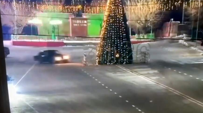 Şəhərin mərkəzində “07” ilə “drift” edib “yolka”ya girdi – Polis qaçan sürücünü saxladı - VİDEO 