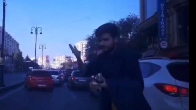 Piyada ölümdən döndü: sürücüyə "yaxşı qurtardın" dedi  - VİDEO