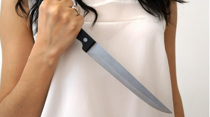 В Баку 31-летняя женщина нанесла себе ножевое ранение