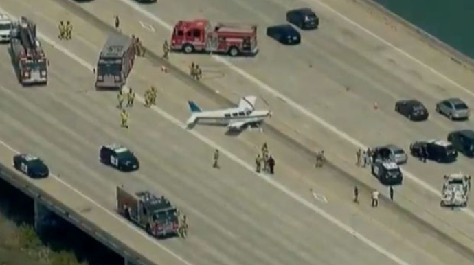 Təyyarə magistral yola eniş etdi, avtomobillə toqquşdu  - VİDEO