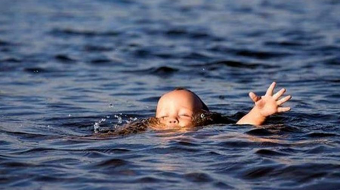 Xaçmazda məmurun 2 yaşlı övladı hovuzda boğuldu 