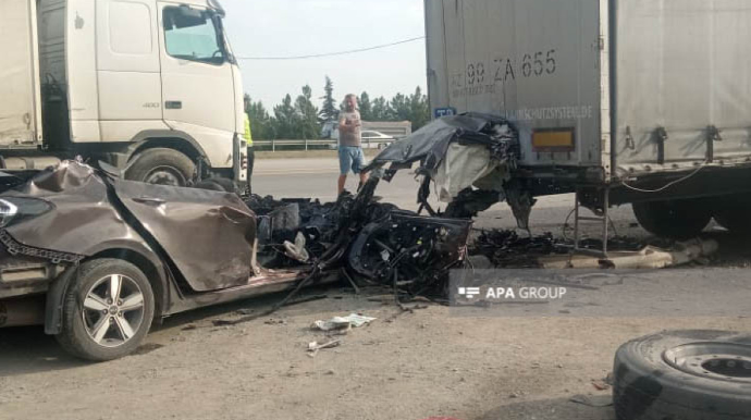 Minik avtomobili TIR-la toqquşdu, iki nəfər öldü - ADLAR   - FOTO - YENİLƏNİB