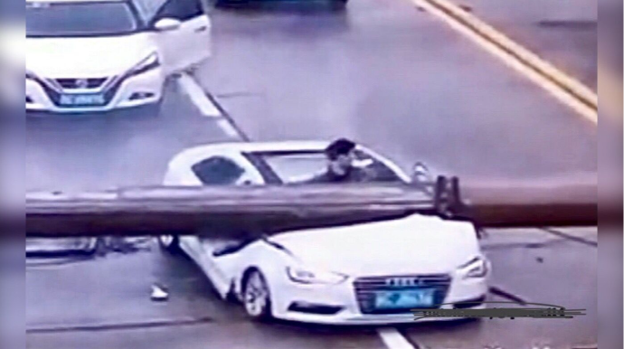 İşıq dirəyi “Audi”nin üzərinə düşdü, sürücü isə..   - VİDEO