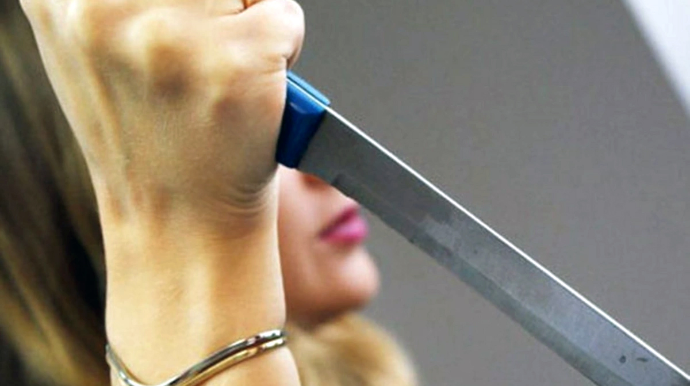 В Баку женщина напала с ножом на дочь 