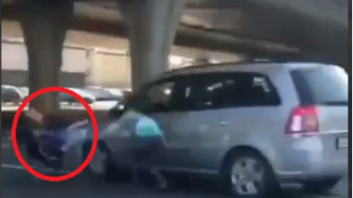 Uşaq arabası ilə özünü maşının altına atdı - ANBAAN VİDEO