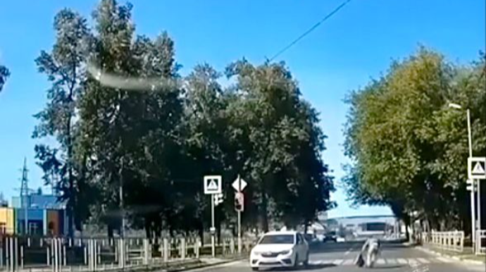 Vurulan piyada zədəli ayaqları ilə yolu keçdi   - VİDEO