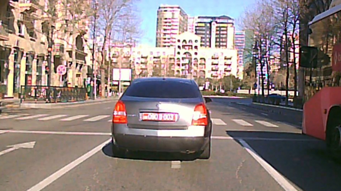 Səfirlik maşını prospektdə qırmızı işıqda keçdi – 90-D-003 – VİDEO