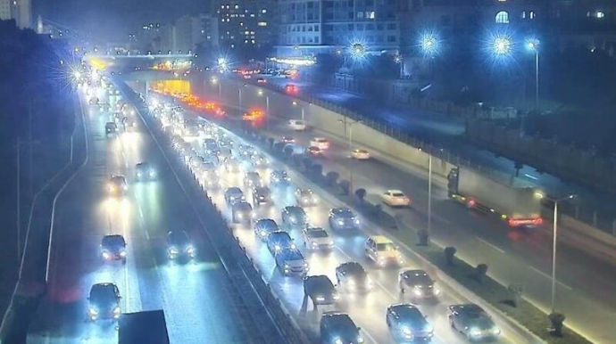 Bakıda 21 istiqamətdə tıxac yarandı - SİYAHI 