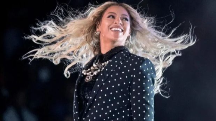 Məşhur müğənni pərəstişkarları üçün metroya 100 min dollar ödədi 