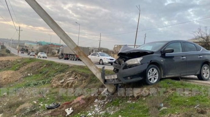 Bakıda maşın işıq dirəyinə çırpıldı  - FOTO