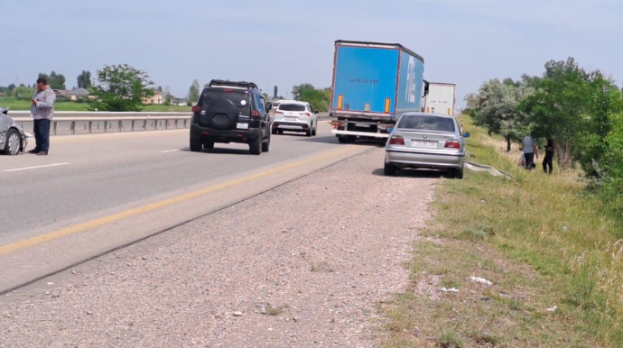 Yevlaxda minik avtomobili yük maşını ilə toqquşdu - FOTO