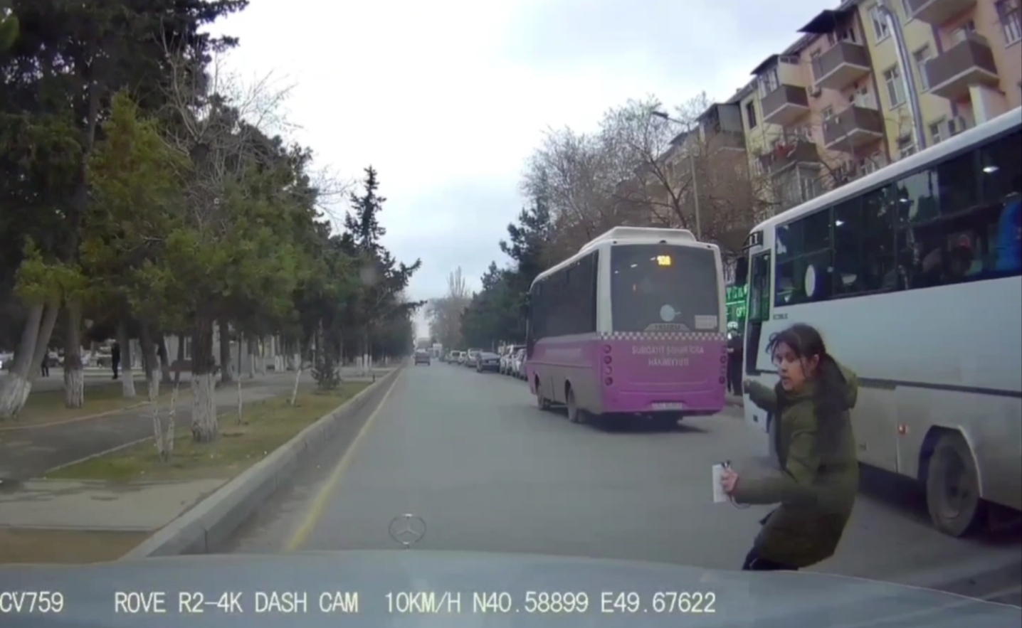 Sumqayıtda qorxulu anlar: Azyaşlı qız özünü maşının önünə atdı - VİDEO