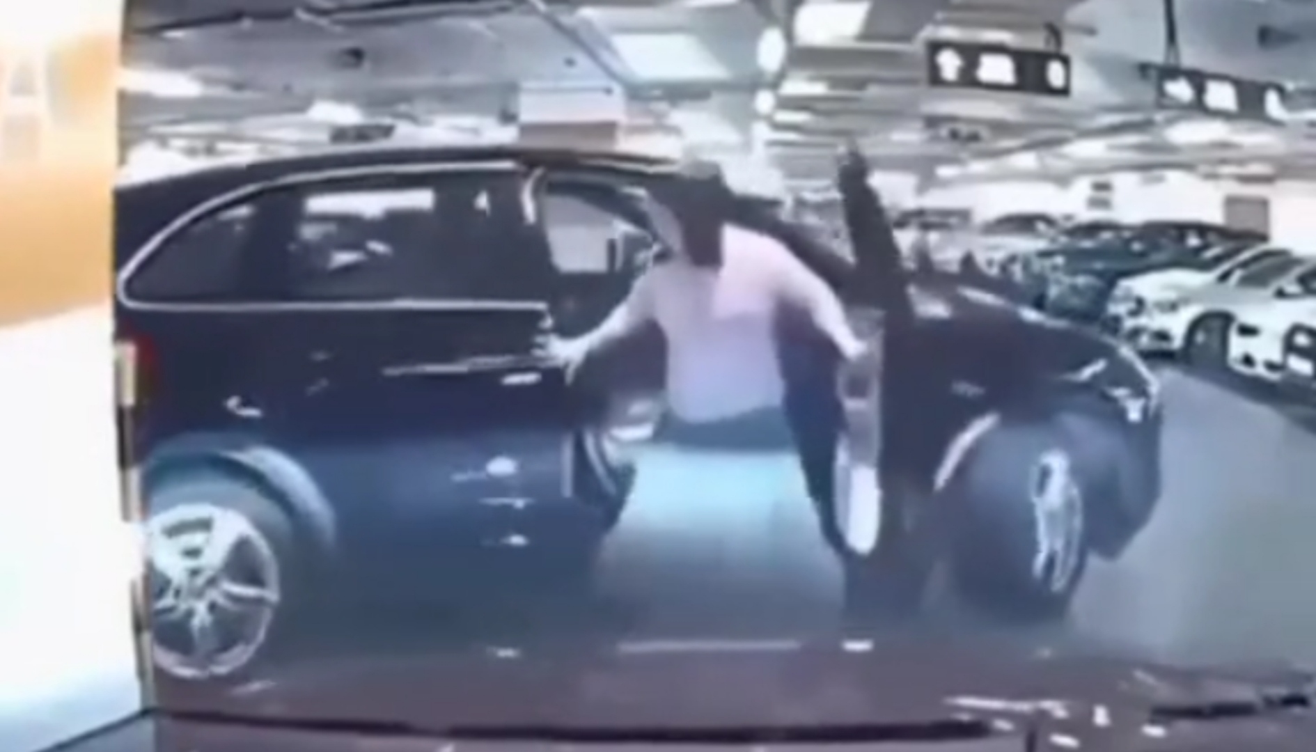 Avtomobili park etmək istəyən xanım sürücü qəzaya düşdü   - VİDEO