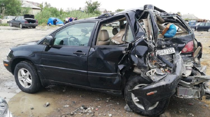 Sumqayıtda "Kamaz" "Lexus"u arxadan vurdu; nənə və nəvə yaralandı 