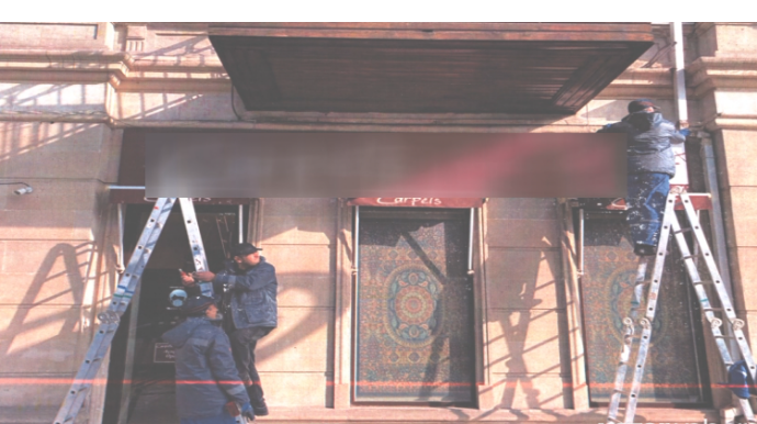 Tarixi binaların üzərindəki reklam löhvələri sökülür - VİDEO 