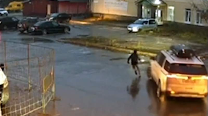 Qadın sürücülər yola qaçan məktəblini vurub öldürdü; ikisinə də cinayət işi açıldı - VİDEO