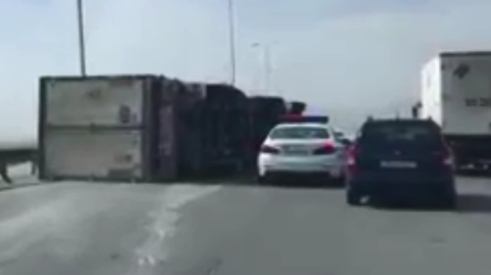 В Азербайджане ветер на трассе повалил грузовик на ходу   - ВИДЕО