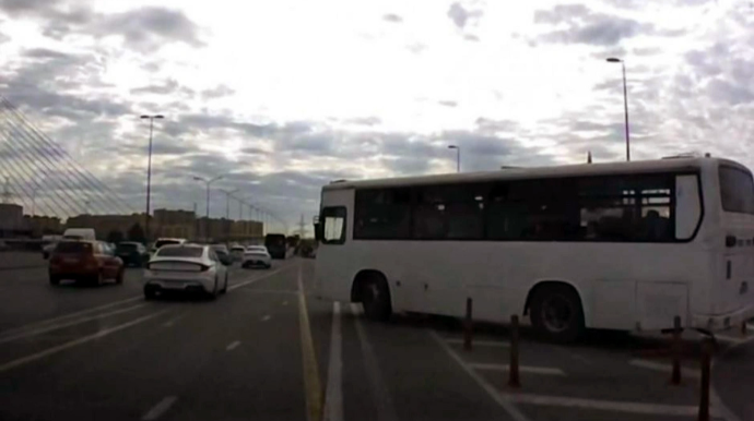Водитель автобуса подверг пассажиров опасности: ведомства начали проверку - ВИДЕО 