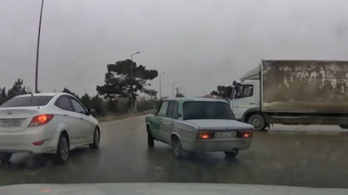 Водитель-наркоман сбежал от полиции и стал причиной ДТП в Баку - ФОТО - ВИДЕО