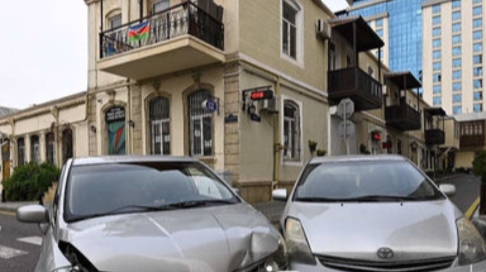 Bakının mərkəzi küçəsində iki avtomobil toqquşdu - FOTO 