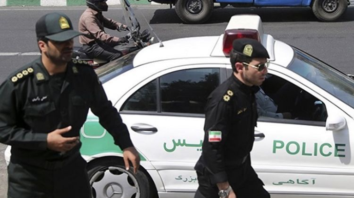 Polis avtomobilinə qumbara atıldı; 4 zabit yaralandı