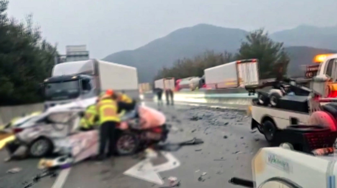 Otuz nəqliyyat vasitəsinin iştirakı ilə baş verən qəzada azı dörd nəfər ölüb 