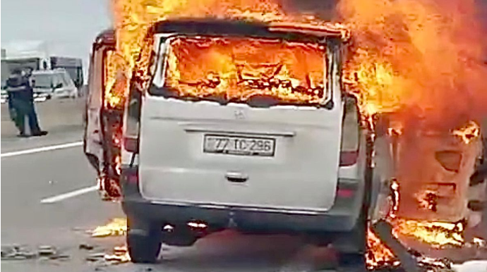 Şəmkirdə hərəkətdə olan “Mercedes” qəfil alışaraq yandı   - VİDEO