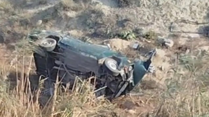 Sumqayıtda avtomobil dərəyə aşdı 