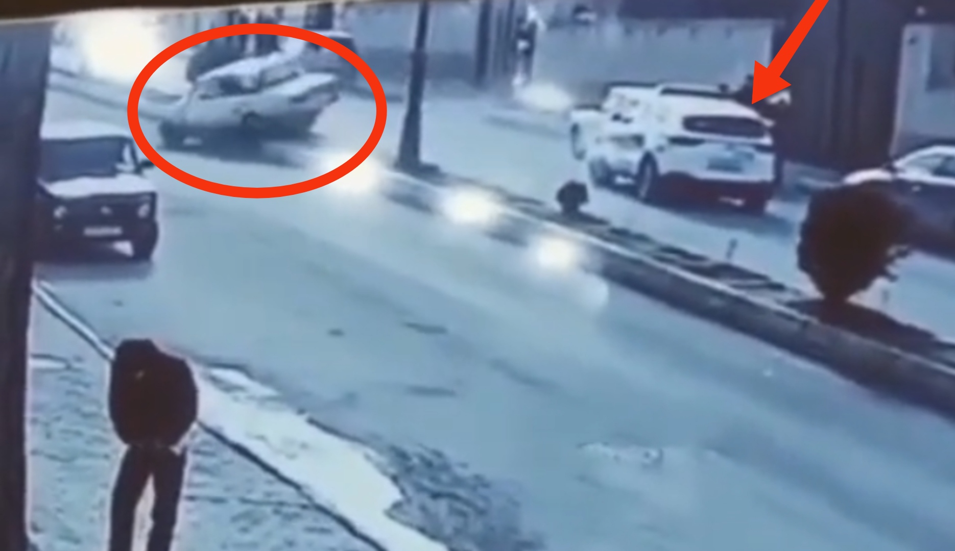 Yol polisindən qaçan sürücü beton bordürün üstündən keçdi  - VİDEO