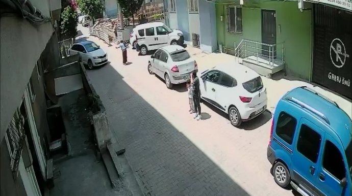 Maşını geriyə vermək üçün yoldan keçəndən kömək istədi və qəza… - VİDEO