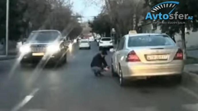 Yolun ortasında təkər təmir edən sürücü ölümə özü can atır - VİDEO 