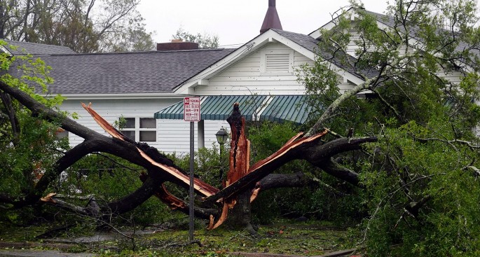 "Florens" qasırğası 400 mindən çox insanı işıqsız qoyub - FOTO