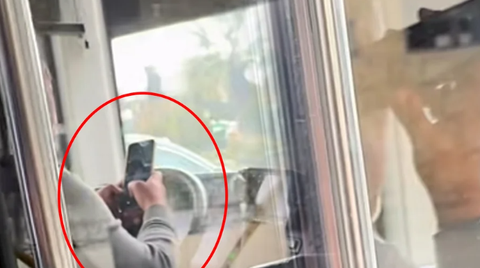 Sumqayıtda TƏHLÜKƏLİ ANLAR  - Avtobus sürücüsü hər iki əlini sükandan çəkərək telefonla oynadı - VİDEO