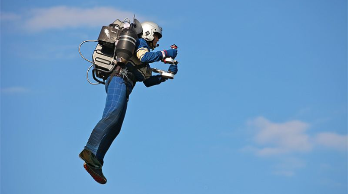 В США заметили мужчину с реактивным ранцем на высоте 914 метров