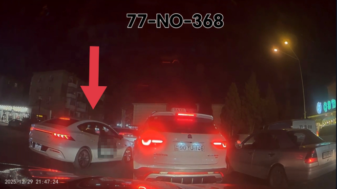 Dairədə kobudluq edən sürücü digər avtomobillərə təhlükə yaratdı - VİDEO