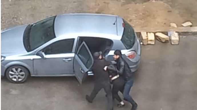 Bakıda boşanmaq istəyən qadın zorla maşına mindirildi - Həbs olunan var - VİDEO 