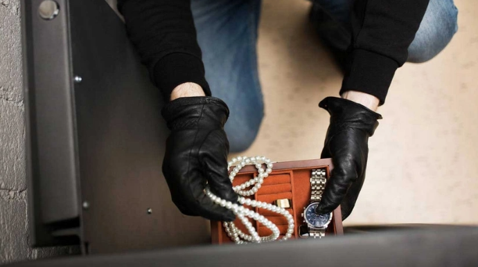 Evdən 8 min dollarlıq qızıl oğurlayan şəxs saxlanıldı